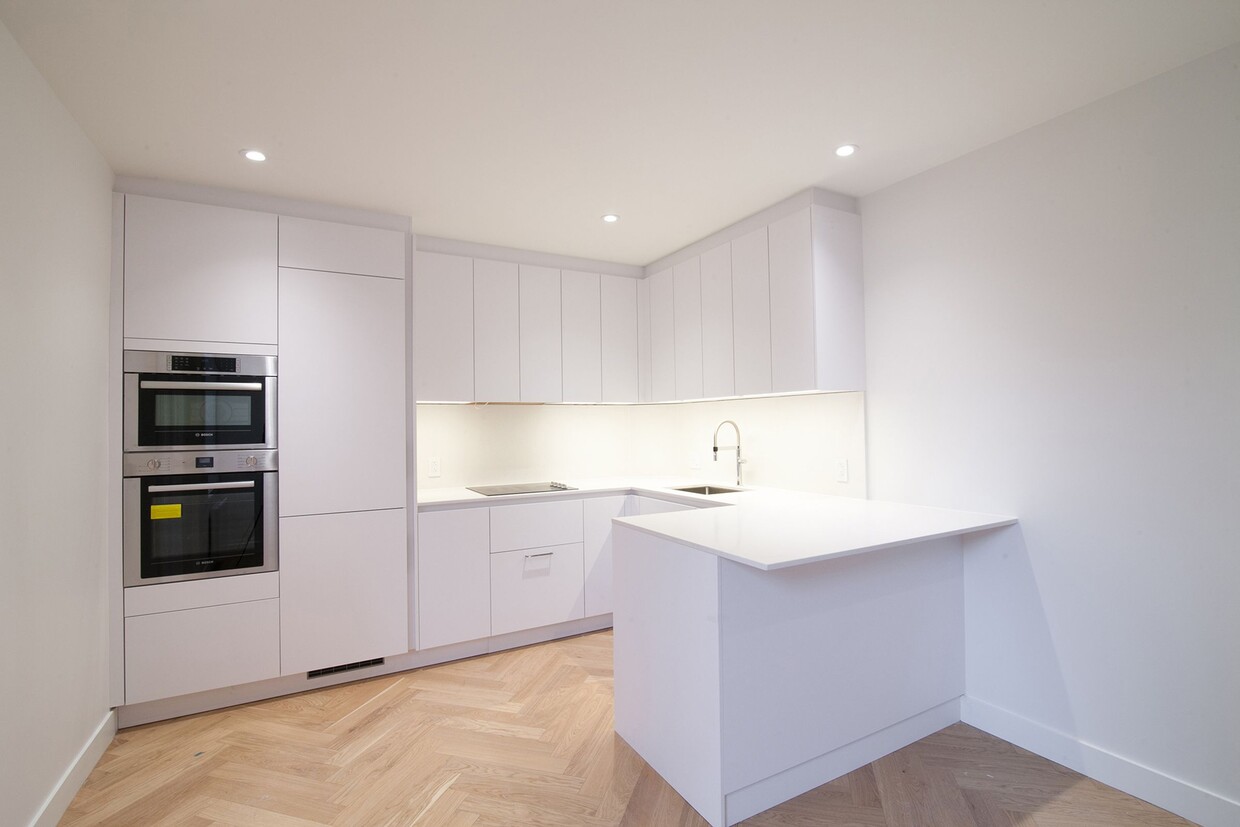 Primary Photo - 590 Av. Outremont