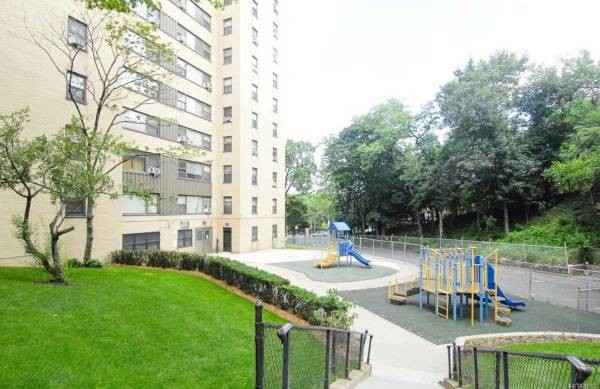 1/4 Play areas - 6 Fordham Hill Oval