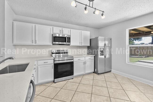 Building Photo - 1014 Mazourka Dr