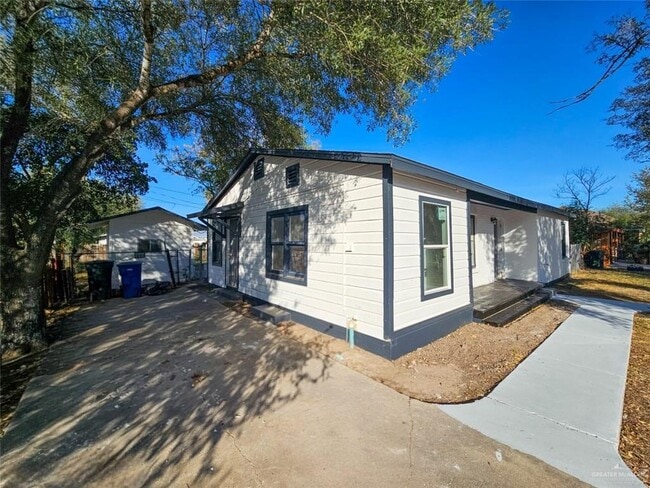 Building Photo - 15 Redwood Ave