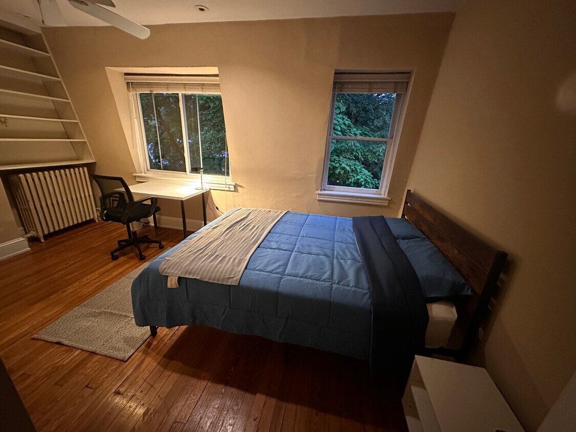 Foto principal - 1826 Ingleside Ter NW