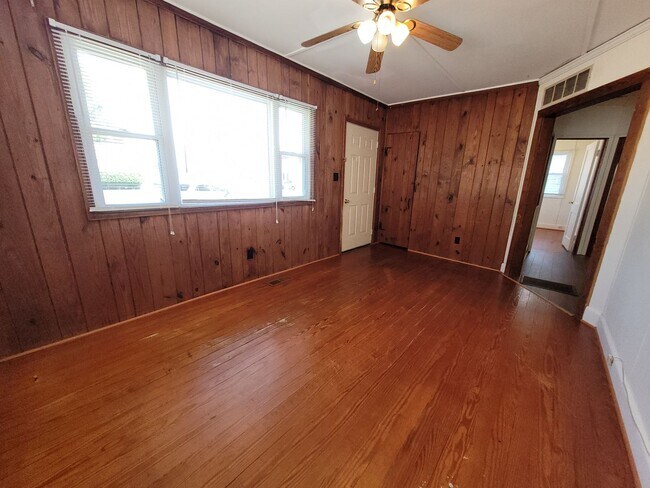 Foto del edificio - Cozy 2 Bed 1 Bath Cottage near Downtown El...