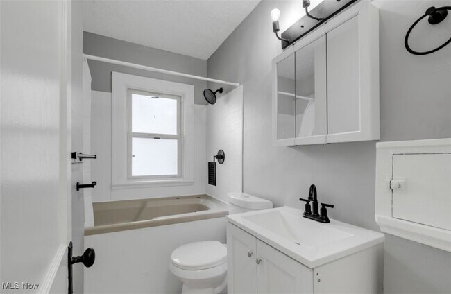 Foto del edificio - 3363 E 102nd St