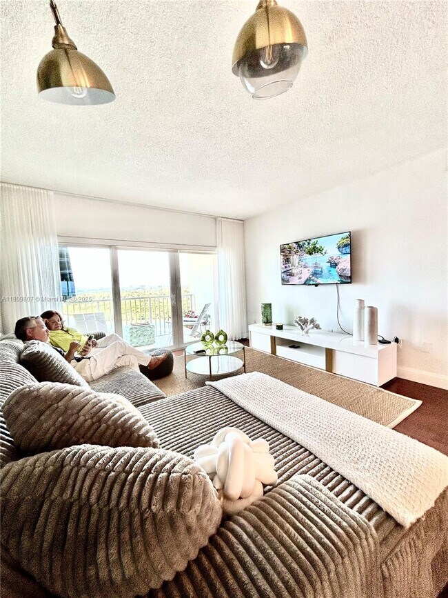 Building Photo - 300 Bayview Dr