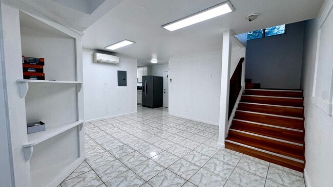 Building Photo - 1128 Elm St