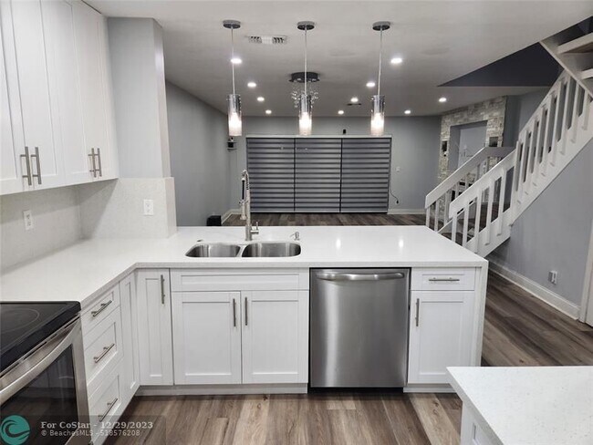 Building Photo - 3667 Carambola Cir S