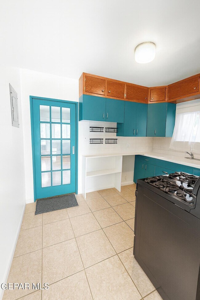 Foto del edificio - 2211 N Campbell St