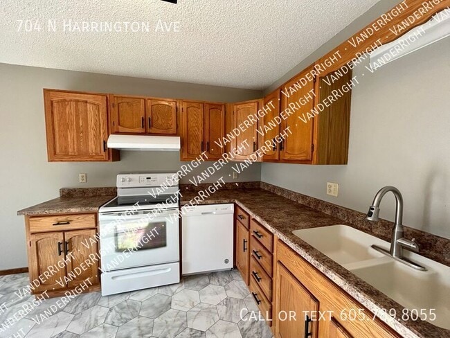 Building Photo - 704 N Harrington Ave