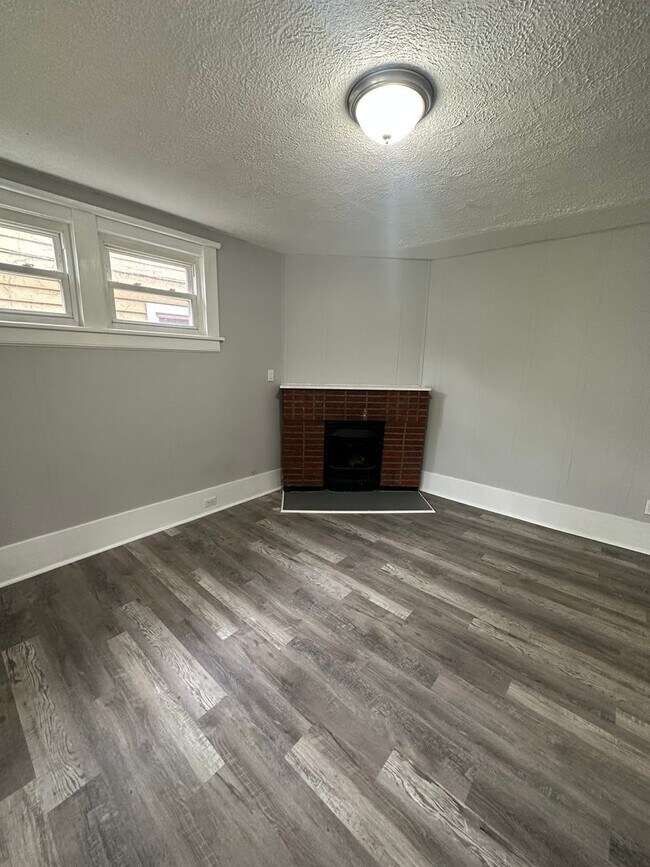 Building Photo - South Collinwood 7 Bed Single