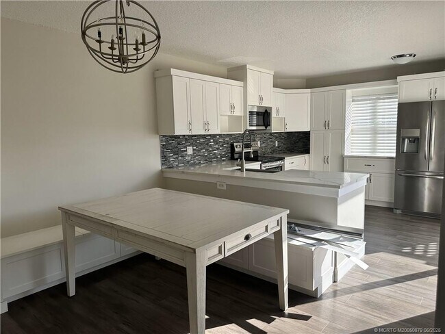 Building Photo - 2882 SW Lakemont Pl