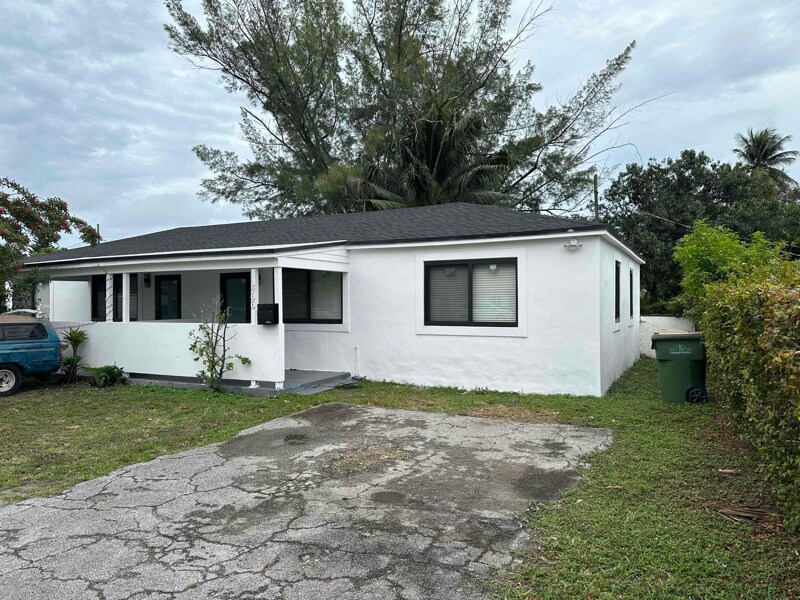 Primary Photo - 1466 NE 135th St