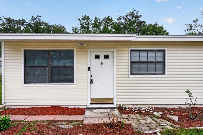 Foto del edificio - Cute 3 bedroom and 1.5 bath in Orange park