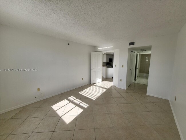 Foto del edificio - 2351 Douglas Rd