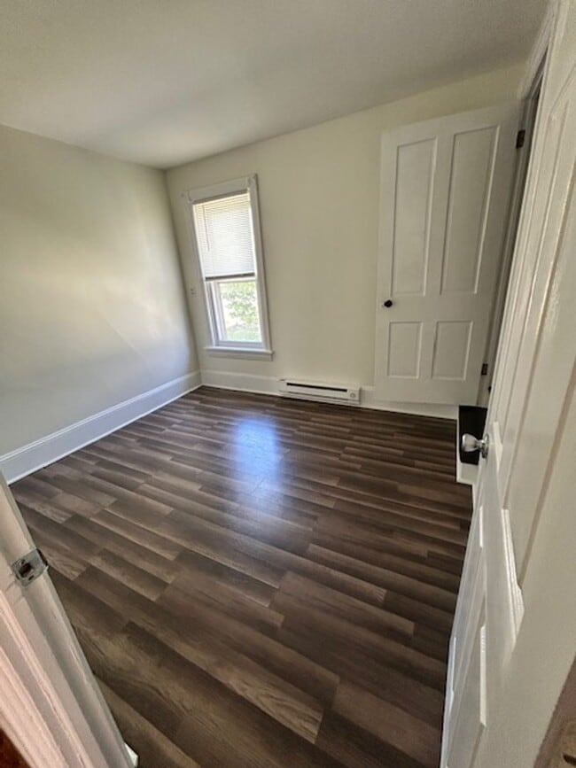 Foto del edificio - Spacious 2-Bedroom Apartment with Bonus Room – $850/month