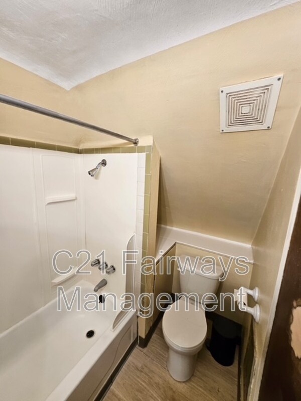 Building Photo - 546 Greenfield Ave