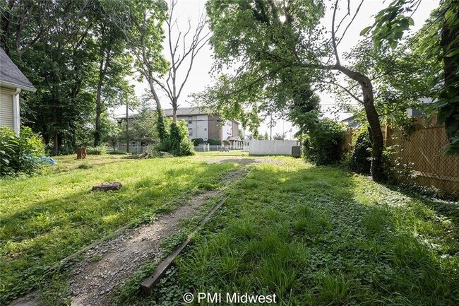Building Photo - 2341 N Kenwood Ave