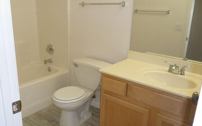 Foto del edificio - Brookside Village 3 Bed 2 Bath!