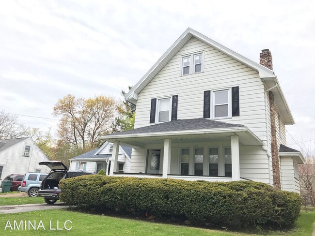 Building Photo - 3 br, 1.5 bath House - 333 McNaughton St