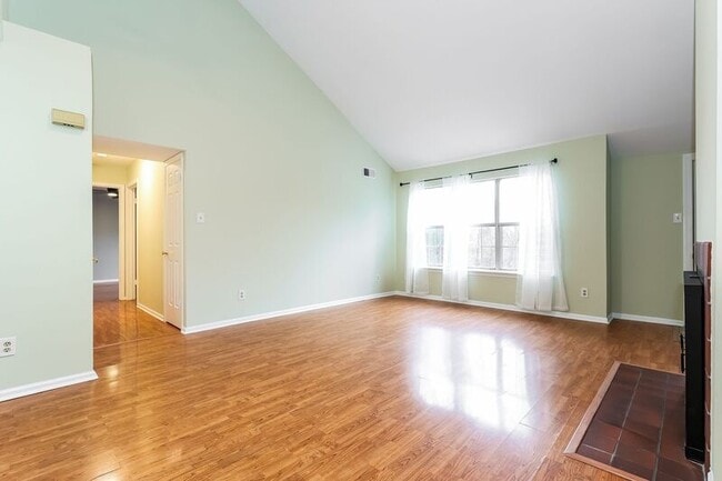 Building Photo - 654B Woodford Ln