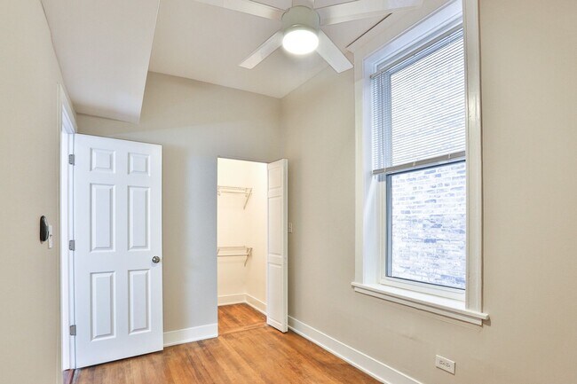 Foto del edificio - Bucktown 2bed/1bath...NEXT TO THE 606 TRAIL!  In-Unit Laundry & Central Air!