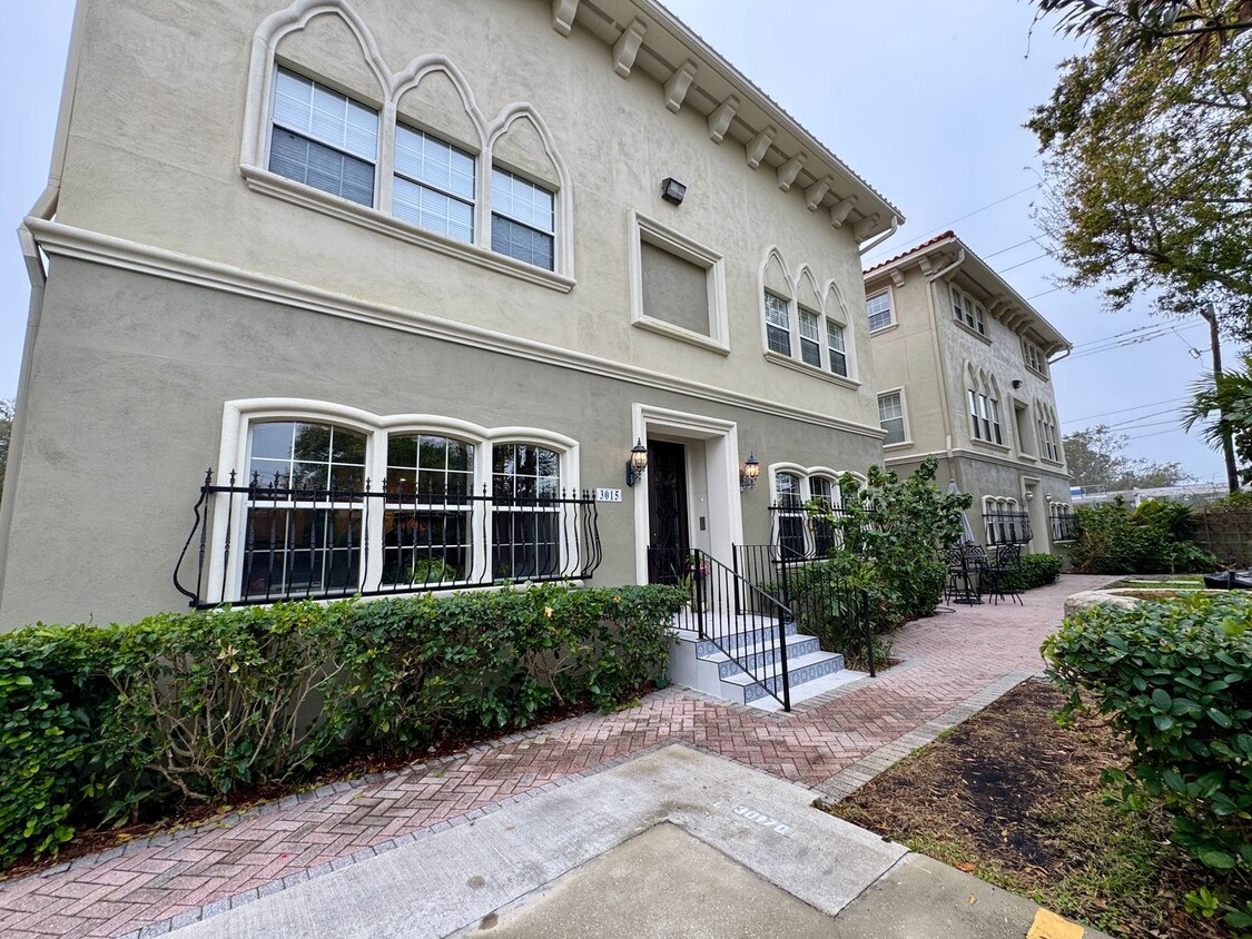 Foto principal - Updated 2 Bed 2.5 Bath Townhouse in A+ loc...