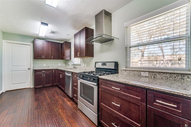 Foto del edificio - 4502 Brookwoods Dr