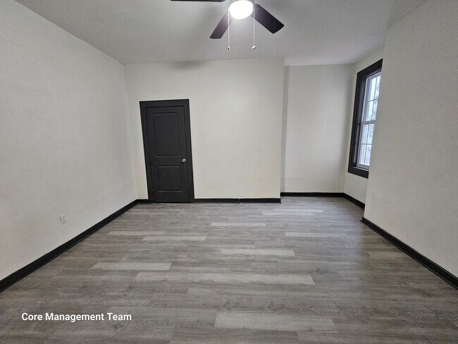 Building Photo - Newly updates 3 bedroom 1 bath apartment f...