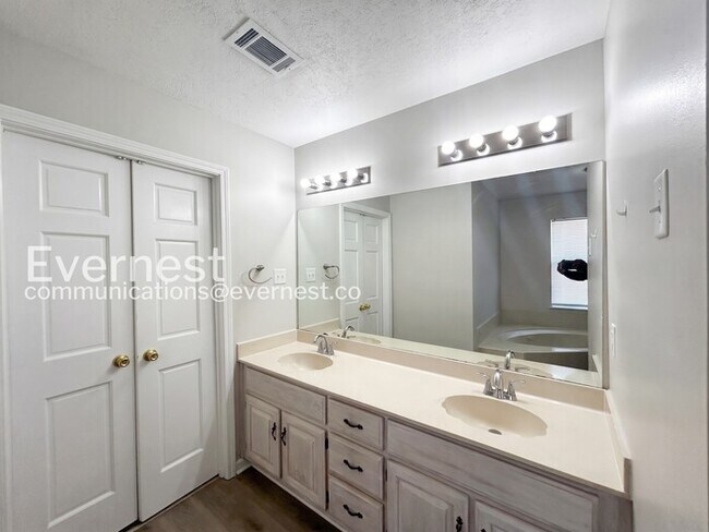 Foto del edificio - 1664 Joy Blvd