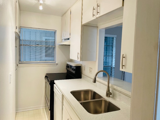 Photo - 1414 Castle Ct Apartment