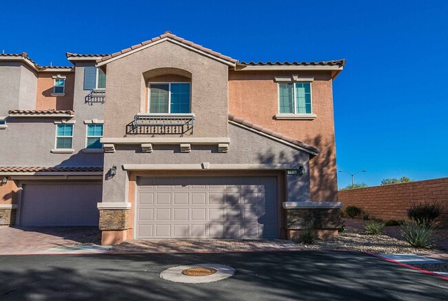 Building Photo - Gorgeous 3 Bedroom Townhome in a Gated Com...