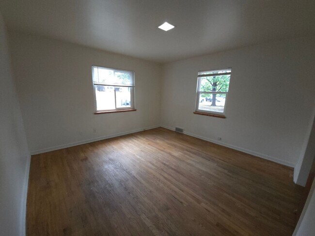 Building Photo - Preleasing Large stand alone 8 bed house at 19th and Baseline