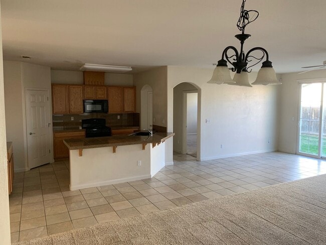 Building Photo - Newer Home in Great Location