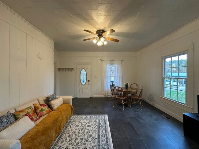 Building Photo - 302 Catawba Ave