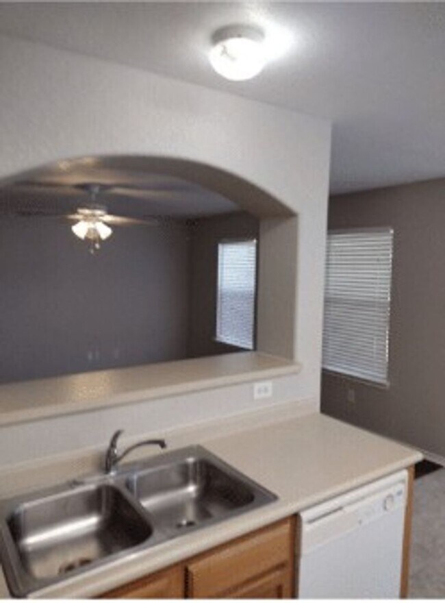 Foto del edificio - Spacious Two-Story Home in Prime Laurel Ca...