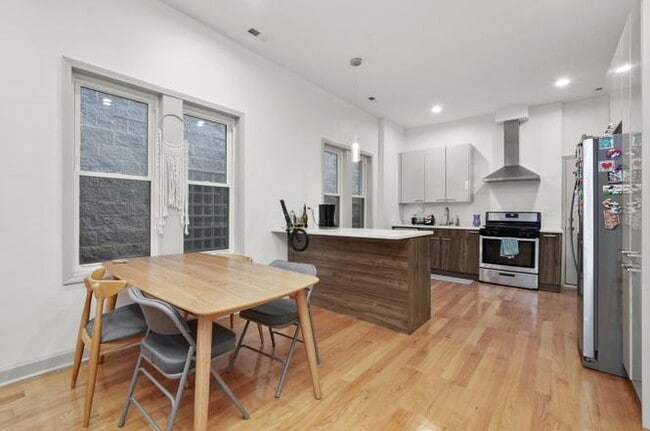 Building Photo - 1508 N Artesian Ave