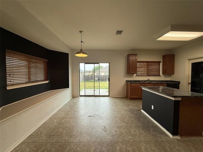 Building Photo - 1722 E Mesa Park Dr