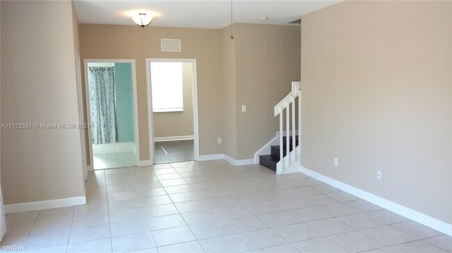 Building Photo - 4 br, 3 bath Townhome - 15703 SW 42nd St 1...