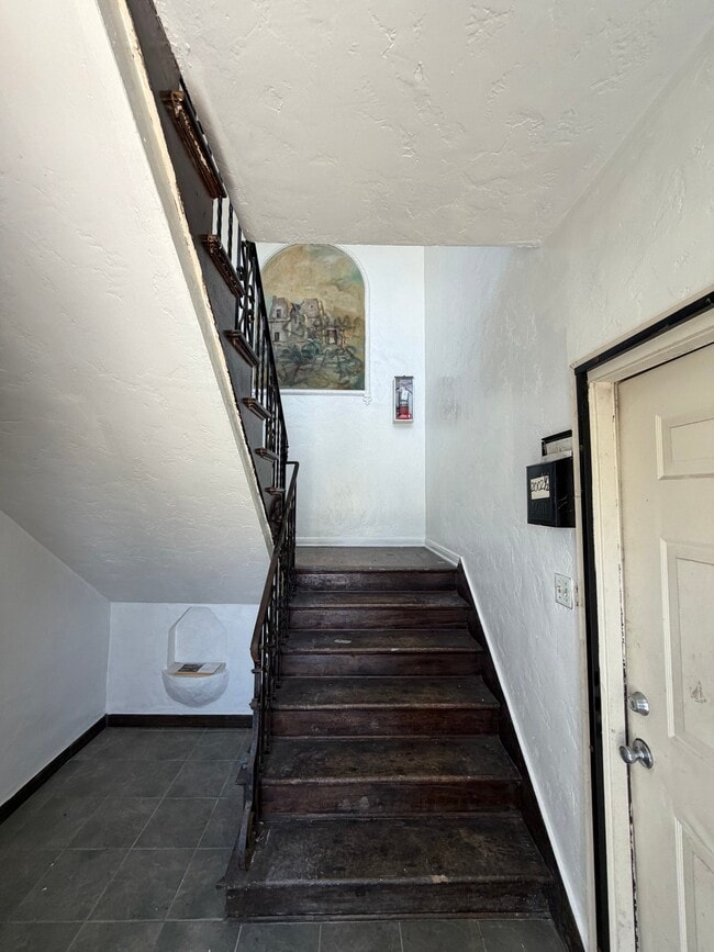 Photo - 2001 S Harcourt Ave Apartment