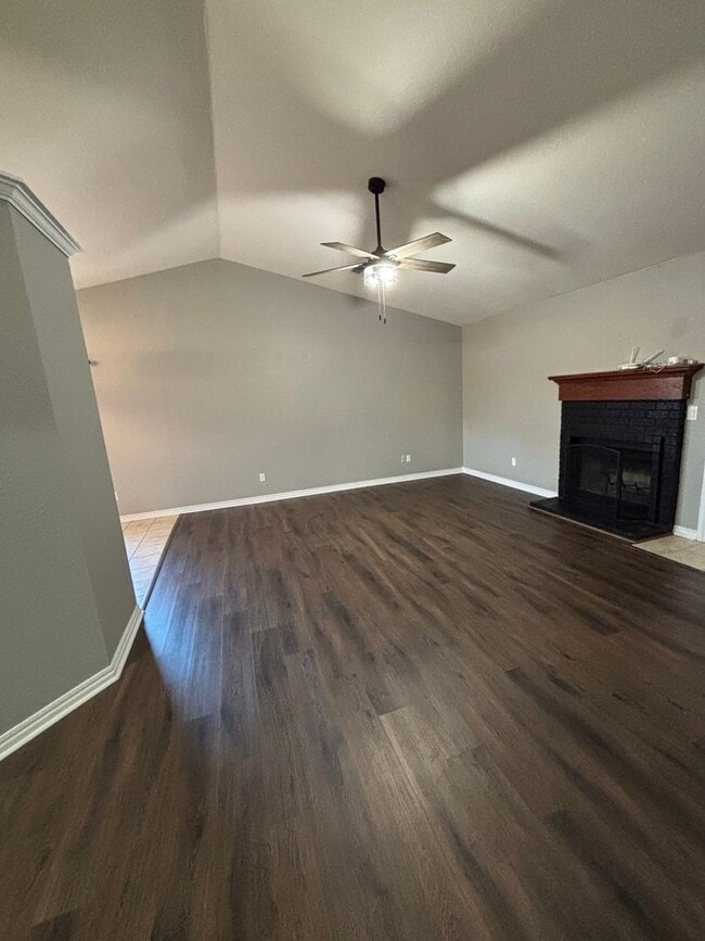 Foto del edificio - 3-bedroom, 2-bathroom home located in the desirable Bishop School District!