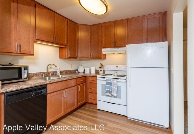 Building Photo - w159n8311 Apple Valley Dr