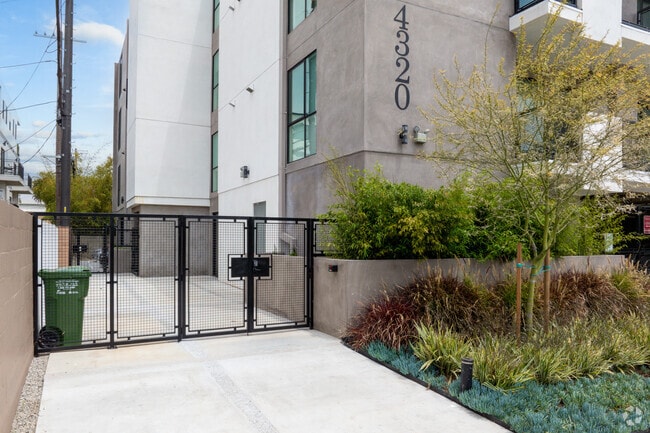 Building Photo - 4320 Inglewood Blvd