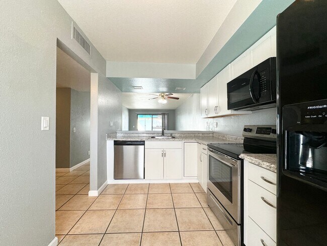 Foto del edificio - AVAILABLE NOW!!! Charming 2 Bedroom/ 2 Bat...