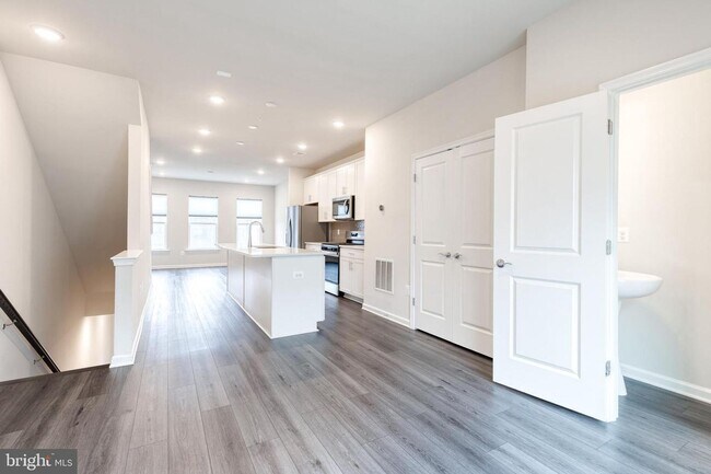 Building Photo - Modern 3bd 3.5bth Townhome with garage in the highly desirable Watershed Community.