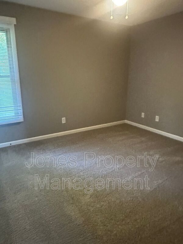 Building Photo - 2715 Mountcrest Cir NW