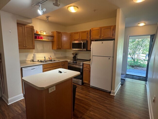 Foto del edificio - Spacious Furnished 3-Bedroom Condo – All U...