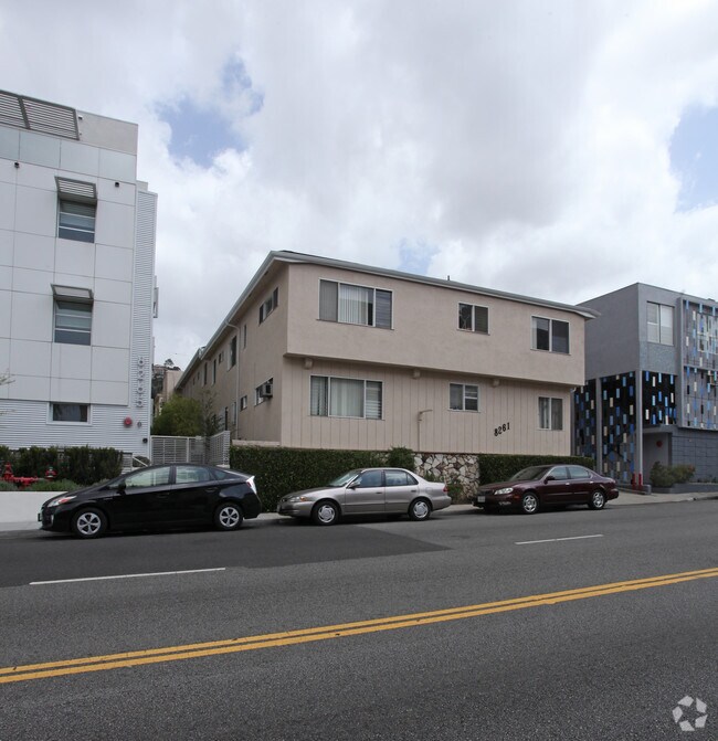 Foto del edificio - 8261 Fountain Ave