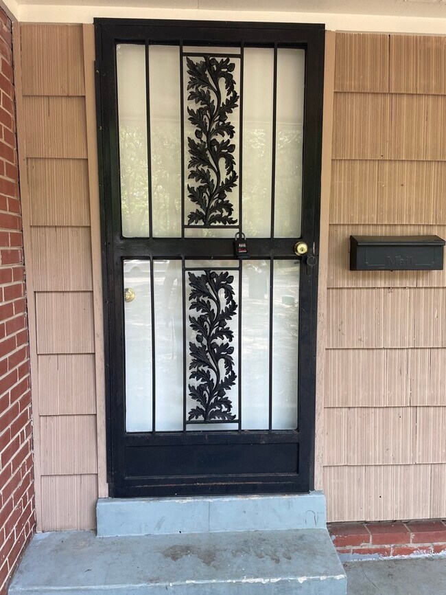 Foto del edificio - 4156 Rhodes Ave