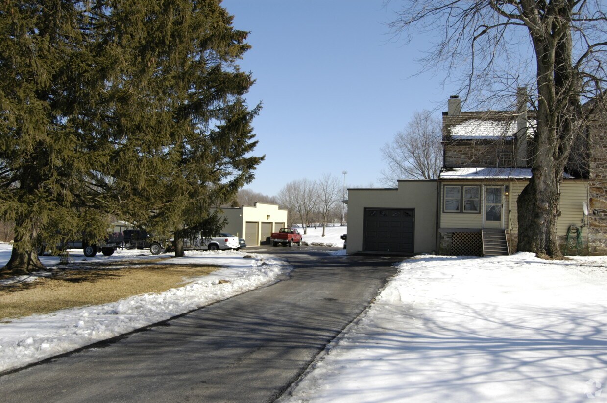Building Photo - 3007 E Lincoln Hwy