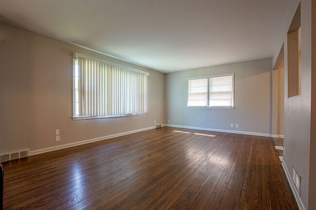 Building Photo - 3 Bedroom / 2 Bath off 72nd and Grover!