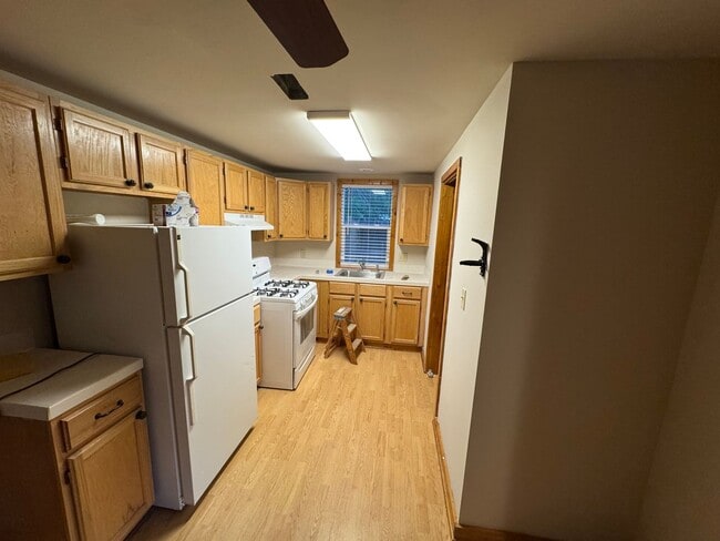 Building Photo - Great Location, Newly Renovated